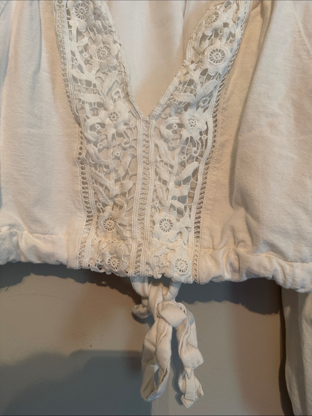 Crochet-Detail Tie-Hem Women's Top - White - Picture 4 of 6